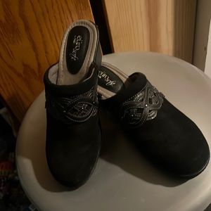 euro soft by soft black clogs